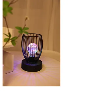 Noordse LED ijzeren kunst nachtlamp detail, kleurrijke gloeilamp voor gezellige kamerdecoratie.