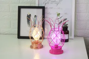 Gedetailleerd overzicht van LED ananas nachtlamp, metalen geometrisch frame, warme sfeerlamp.