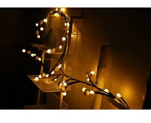 LED tak lichtketting met warme gloeiende bollen voor gezellige slaapkamerdecoratie.