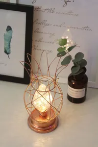Minimalistische LED ananaslamp van koperdraad, decoratief nachtlampje voor binnen, warme sfeer.