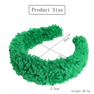 Grüner Plüsch Haarreif breiter flauschiger Haarschmuck im Winter mit Größendetails.