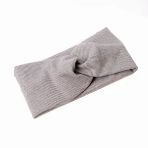 Bandeau croisé en tricot côtelé gris, tissu doux et extensible pour le sport.