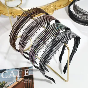 Vue détaillée de serre-têtes larges en strass brillants, cerceaux à cheveux étincelants pour femmes.