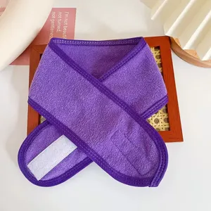 Vista detallada de una diadema de maquillaje de tela de toalla morada con cierre de velcro