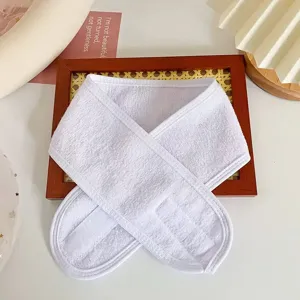 Diadema de maquillaje de felpa blanca suave con cinta ajustable para la rutina de cuidado facial.