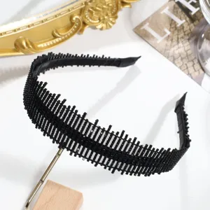 Détail de serre-tête large en résille noire avec strass, accessoire cheveux étincelant.