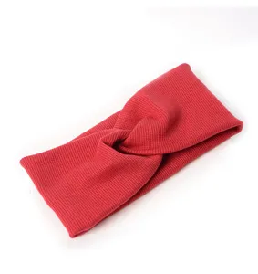 Détail bandeau croisé en tricot rouge, bandeau absorbant doux pour le sport et le quotidien.