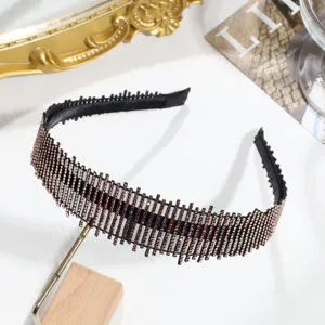Vue détaillée d'un serre-tête large scintillant en strass, accessoire de cheveux élégant pour femme.