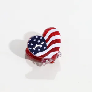 Mini pince à cheveux cœur avec motif drapeau américain, détail finition pailletée.