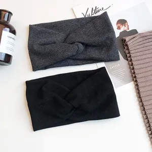 Bandeau croisé tricoté gris foncé noir bandeau côtelé accessoire cheveux hiver détail vue