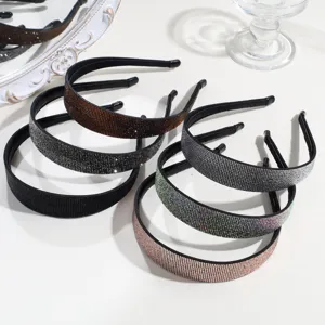 Vue détaillée de serres-tête larges et scintillants en strass pour un style élégant.