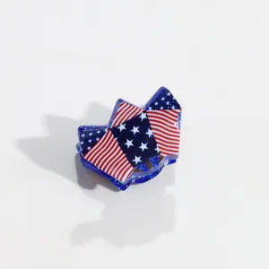 Vue détaillée de la mini pince à cheveux avec motif patriotique du drapeau américain.