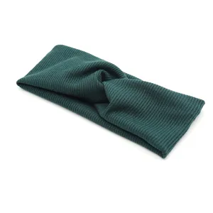 Gros plan détaillé montrant la texture douce du bandeau tricoté en maille vert foncé.
