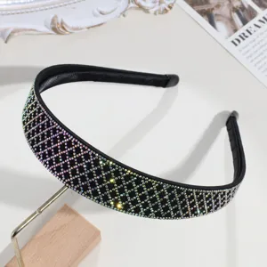 Vue détaillée serre-tête large en strass de luxe, bandeau cheveux cristaux brillants.