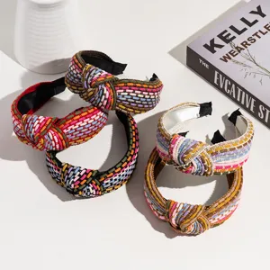 Vue détaillée du headband tissé coloré, style ethnique à large bord nœud arc-en-ciel.