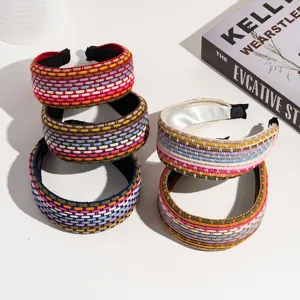 Gros plan de cerceaux de cheveux tissés colorés, style ethnique bandeaux larges en tissu.