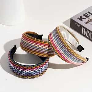 Vue détaillée du serre-tête tressé coloré avec des cordes arc-en-ciel, style ethnique élégant.