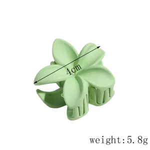 Süße matte hellgrüne Lilienblüten Haarklammer, kompakte Größe, stilvolles Haaraccessoire.