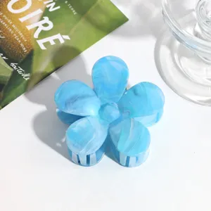 Detailaufnahme der blauen Blumen Haarklammer, elegantes Harz Haaraccessoire für den Alltag.