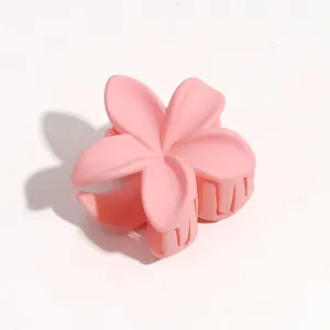 Rosa matte Blumen Haarklammer Detail, süße Bonbonfarbe kleine Haarklammer für süßes Alltagsstyling.