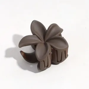 Matte braune Plumeria Blume Haarklammer, kleine Größe süßer Stil Haaraccessoire Detailansicht.