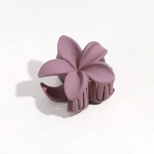 Mattlila Blumen Haarklammer, süße kleine Haarklammer Haarschmuck Detailansicht.