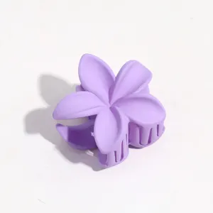 Detailaufnahme der lila matten Blumen Haarklammer, süßes Bonbonfarbenes Design für den Alltag.