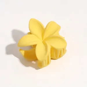 Matte gelbe Blumen Haarklammer Detailansicht, süße kleine Haarkreme für tägliche Frisuren.
