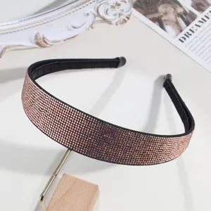 Gros plan détaillé d'un serre-tête large en strass brillants, accessoire de cheveux élégant.