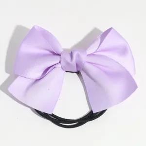Détail chouchou nœud satin violet, accessoire de coiffure élégant pour femmes et filles.