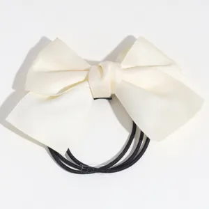 Chouchou noeud en satin avec élastique noir, accessoire de coiffure simple et mignon pour femmes.
