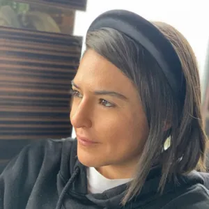 Detailed view of a soft black velvet thick headband worn comfortably, elegant hair accessory style.