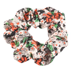 Coletero de tela con estampado floral en detalle, accesorio elegante para el pelo.