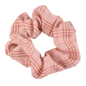 coletero de tela a cuadros para mujer, bonito accesorio para el cabello detalle vista de cerca.