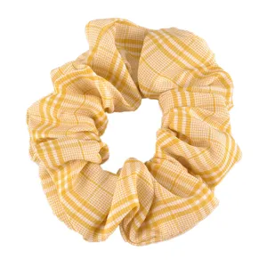 Coletero de tela a cuadros amarillo y blanco, elegante accesorio de pelo para mujer.