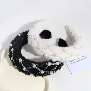 Flauschiges Perlen Haarreif Set mit schwarzen und weißen Plüsch Designs für den Alltag.