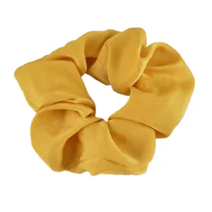 Coletero de satén amarillo vista detallada, banda elástica de tela suave para coleta de mujer.