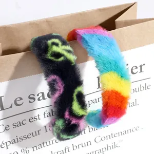 Nahaufnahme weicher Plüsch-Haarreifen im Detail, mit bunten Regenbogen- und Mustern.