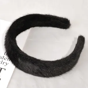 Schwarzes Plüsch-Haarband Detailansicht, weicher Haarreif für Damen, bequemes Haaraccessoire.