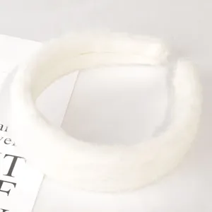 Nahaufnahme Detail eines weichen weißen Plüsch Haarreifs, flauschiges Haaraccessoire.