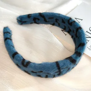 Blaues flauschiges Haarband Detail, weicher Plüsch mit schwarzem Muster, Haarschmuck