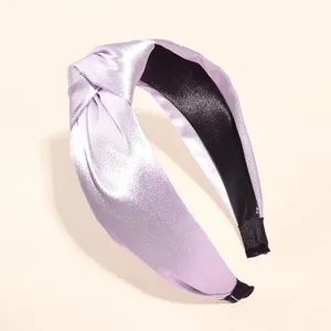 Lila Satin Haarreif Detailaufnahme mit geknotetem Design und weicher glänzender Stoffoberfläche.