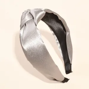 Silberner Satin Haarreif mit Knoten, breiter eleganter Haarschmuck fuer Damen im Retro Stil.