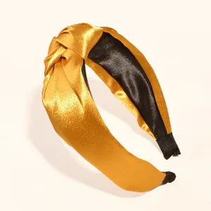 Goldener Satin-Knoten-Haarreif Detailaufnahme, elegantes breites Haaraccessoire für Alltag.