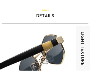 Nahaufnahme einer polygonen Sonnenbrille mit schwarz-goldenen Bügeln und eleganter Kette.