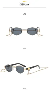 Detailansicht trendiger polygonaler Retro-Sonnenbrillen mit schicken Metallketten draußen.