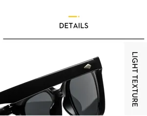 Nahaufnahme der schwarzen quadratischen Kindersonnenbrille mit Metallniete am Rahmen.
