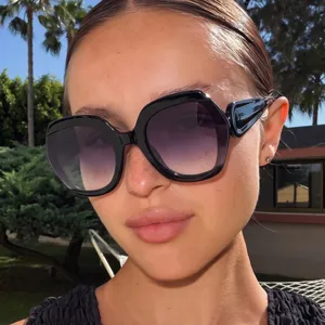 Lunettes de soleil surdimensionnées pour femmes tendance avec verres dégradés protecteurs.