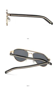 Occhiali da sole rétro a doppio ponte con stanghette nere e oro larghi per stile casual.