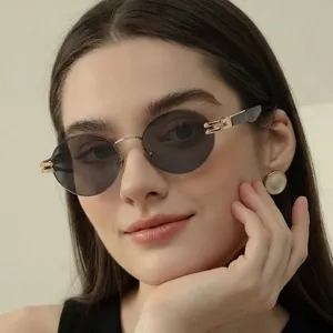 Gafas de sol ovaladas vintage elegantes con montura de metal y detalles en varillas.
